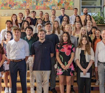 Erster Bürgermeister Florian Schneider (vorne rechts) mit den Burghauserinnen und Burghausern, die die Schule, ihre Ausbildung oder ihr Studium 2024 mit einem sehr guten Notendurchschnitt abgeschlossen haben. © Stadt Burghausen/ebh