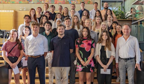 Erster Bürgermeister Florian Schneider (vorne rechts) mit den Burghauserinnen und Burghausern, die die Schule, ihre Ausbildung oder ihr Studium 2024 mit einem sehr guten Notendurchschnitt abgeschlossen haben. © Stadt Burghausen/ebh