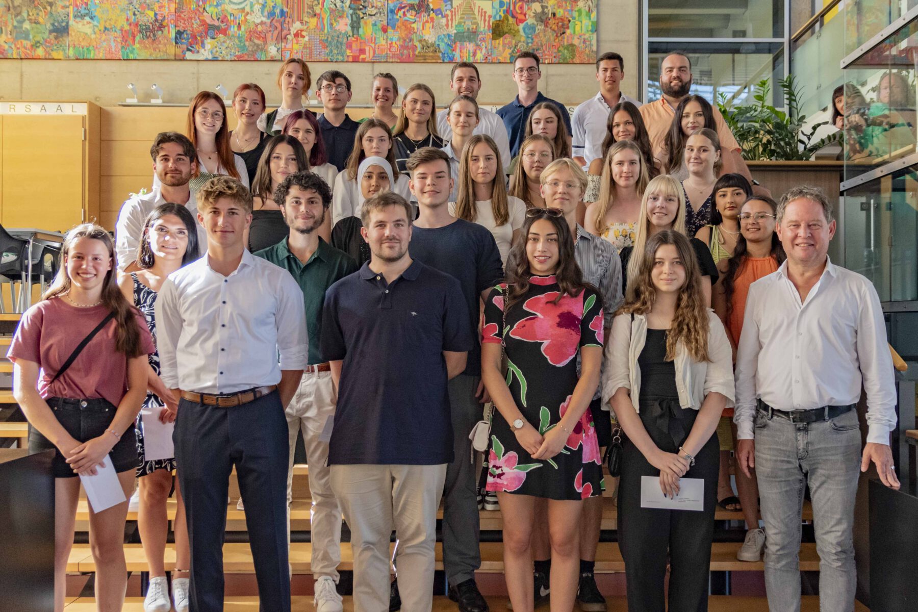 Erster Bürgermeister Florian Schneider (vorne rechts) mit den Burghauserinnen und Burghausern, die die Schule, ihre Ausbildung oder ihr Studium 2024 mit einem sehr guten Notendurchschnitt abgeschlossen haben. © Stadt Burghausen/ebh