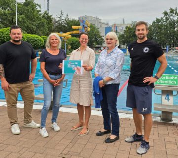 Florian Moser, Bäderleitung und Schwimmschulleiter, Beate Englisch, Frauen-Schwimmkurs, Christine Auberger, Haus der Familie, Familienreferentin Doris Graf und Anton Würländer von der Kindersportschule SV Wacker schaffen beste Voraussetzungen, um in Burghausen Schwimmen zu lernen © Stadt Burghausen/cha