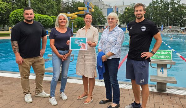 Florian Moser, Bäderleitung und Schwimmschulleiter, Beate Englisch, Frauen-Schwimmkurs, Christine Auberger, Haus der Familie, Familienreferentin Doris Graf und Anton Würländer von der Kindersportschule SV Wacker schaffen beste Voraussetzungen, um in Burghausen Schwimmen zu lernen © Stadt Burghausen/cha