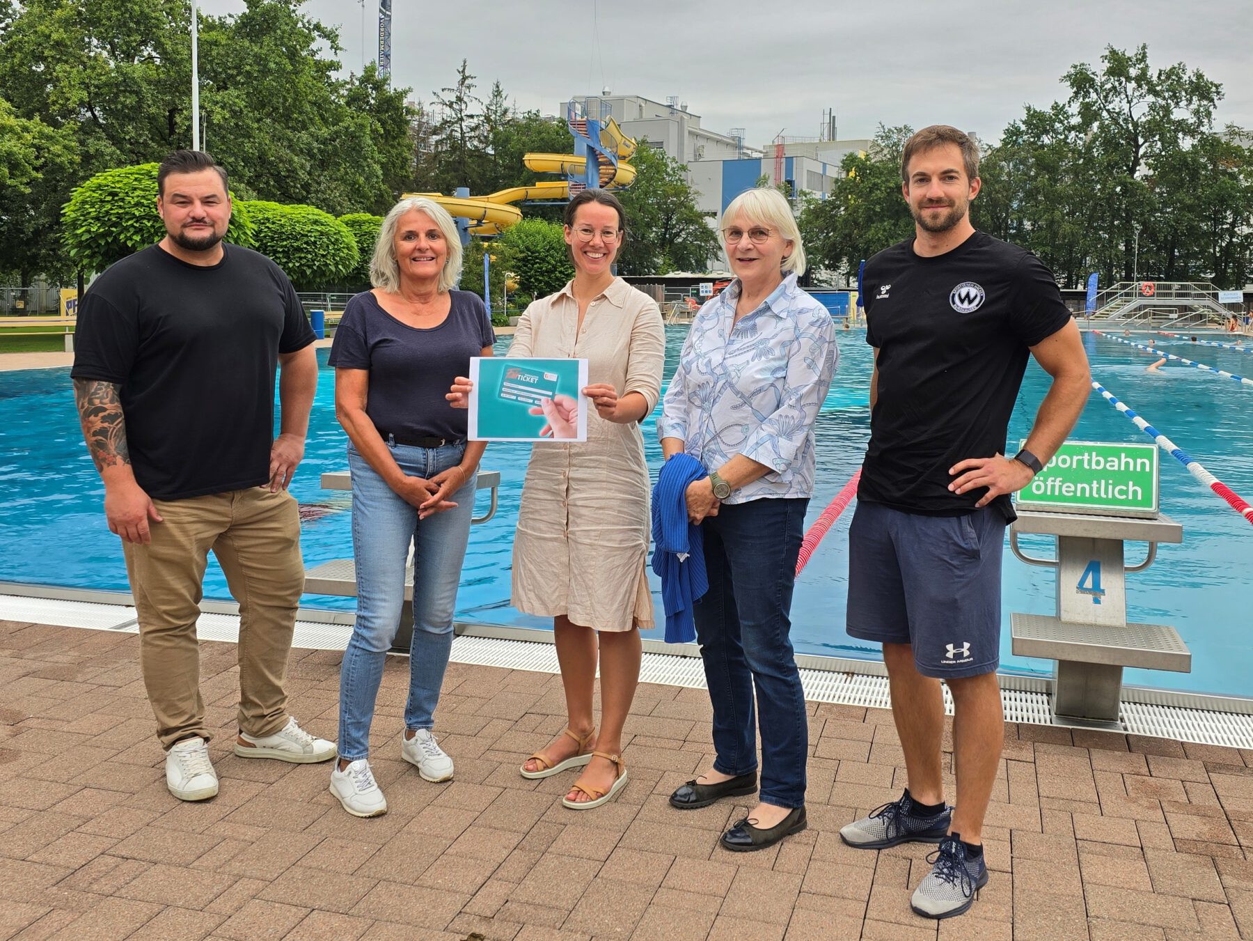 Florian Moser, Bäderleitung und Schwimmschulleiter, Beate Englisch, Frauen-Schwimmkurs, Christine Auberger, Haus der Familie, Familienreferentin Doris Graf und Anton Würländer von der Kindersportschule SV Wacker schaffen beste Voraussetzungen, um in Burghausen Schwimmen zu lernen © Stadt Burghausen/cha