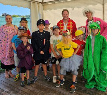 Erster Bürgermeister Florian Schneider, hinten Mitte, mit der Clownerie des Zirkuscamps 2024. © Stadt Burghausen/ebh