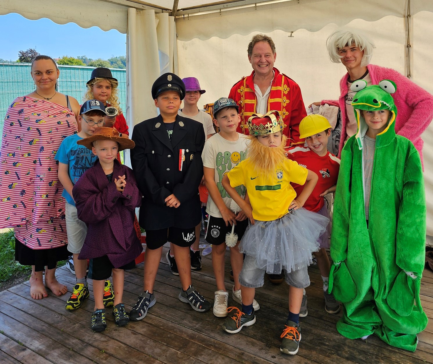 Erster Bürgermeister Florian Schneider, hinten Mitte, mit der Clownerie des Zirkuscamps 2024. © Stadt Burghausen/ebh