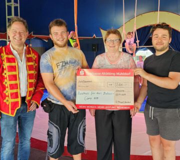 Der Verein ProPräventiv Altötting e. V. spendet 2.000 Euro an das Zirkuscamp. Erster Bürgermeister Florian Schneider (links), Marcel Anslinger, Leiter des Freizeitheims und Zeltmeister, Waltraud Himpsl-Philibert, Vorsitzende des Vereins ProPräventiv Altötting e. V., und David Broz, Vorsitzender des Fördervereins für die Jugendarbeit in der Stadt Burghausen e. V © Stadt Burghausen/ebh