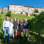 Weinbergbesichtigung in Burghausen: Extra aus Passau angereist ist das Ehepaar Weizenberger. Erster Bürgermeister Florian Schneider begrüßte die neuen Winzer aus Niederbayern herzlich. V.l. Erster Bürgermeister Florian Schneider, Eva und Hubert Weizenberger, Thomas Pfeifenthaler, Ines Huber vom Umweltamt, Sarah Freudlsperger Leiterin des Umweltamtes sowie Curt Pfeifenthaler. Fotocredit: Stadt Burghausen / Königseder