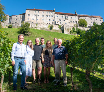 Weinbergbesichtigung in Burghausen: Extra aus Passau angereist ist das Ehepaar Weizenberger. Erster Bürgermeister Florian Schneider begrüßte die neuen Winzer aus Niederbayern herzlich. V.l. Erster Bürgermeister Florian Schneider, Eva und Hubert Weizenberger, Thomas Pfeifenthaler, Ines Huber vom Umweltamt, Sarah Freudlsperger Leiterin des Umweltamtes sowie Curt Pfeifenthaler. Fotocredit: Stadt Burghausen / Königseder