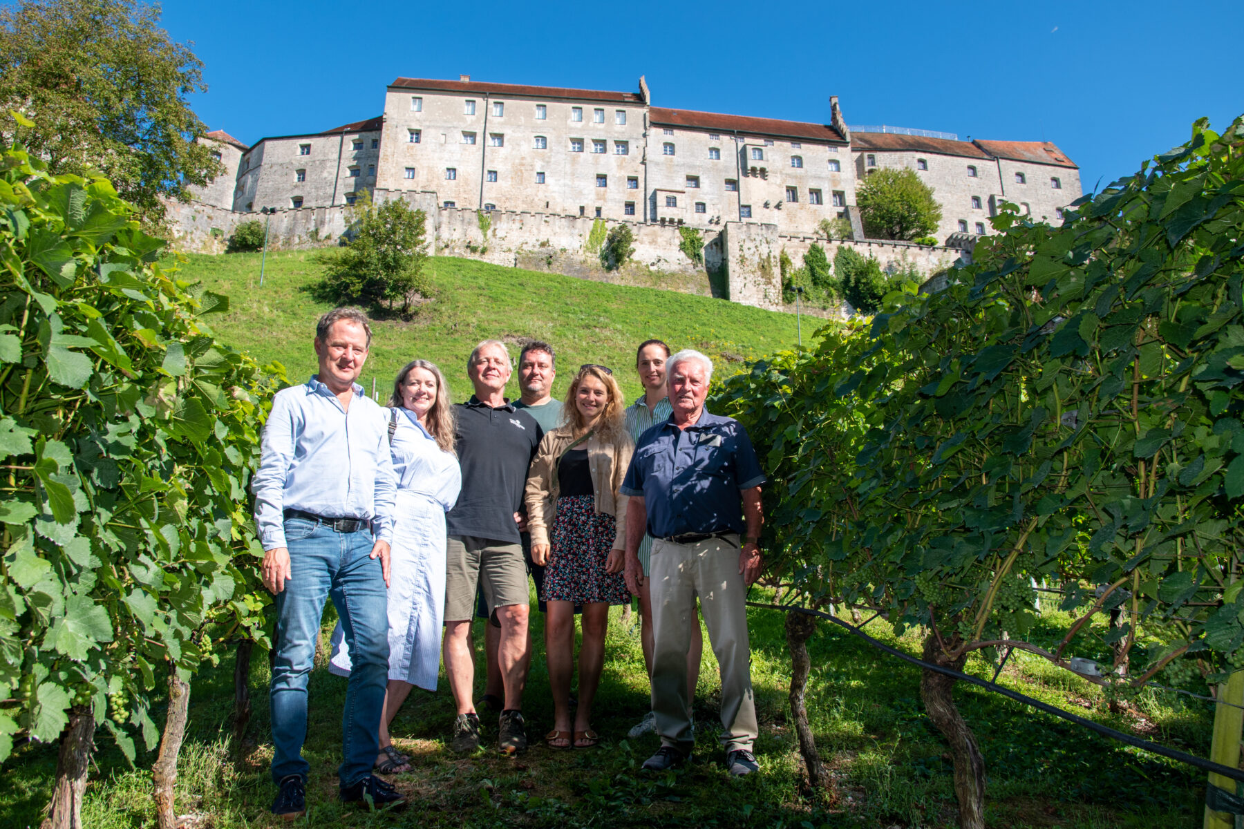 Weinbergbesichtigung in Burghausen: Extra aus Passau angereist ist das Ehepaar Weizenberger. Erster Bürgermeister Florian Schneider begrüßte die neuen Winzer aus Niederbayern herzlich. V.l. Erster Bürgermeister Florian Schneider, Eva und Hubert Weizenberger, Thomas Pfeifenthaler, Ines Huber vom Umweltamt, Sarah Freudlsperger Leiterin des Umweltamtes sowie Curt Pfeifenthaler. Fotocredit: Stadt Burghausen / Königseder