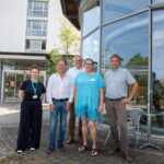 Vor dem Burghauser Krankenhaus: Referentin Angelique Zinn, Erster Bürgermeister Florian Schneider, Vorstandvorsitzender des InnKlinikums Thomas Ewald, Bianca Kreil und Einrichtungsleiter InnCare Christian Kerschner Fotocredit: Stadt Burghausen / Königseder