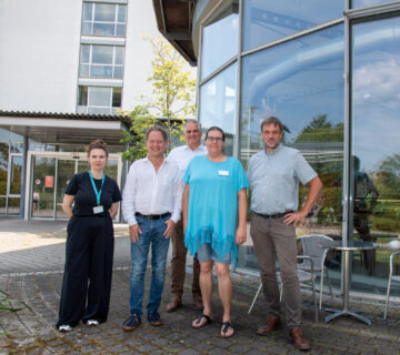 Vor dem Burghauser Krankenhaus: Referentin Angelique Zinn, Erster Bürgermeister Florian Schneider, Vorstandvorsitzender des InnKlinikums Thomas Ewald, Bianca Kreil und Einrichtungsleiter InnCare Christian Kerschner Fotocredit: Stadt Burghausen / Königseder