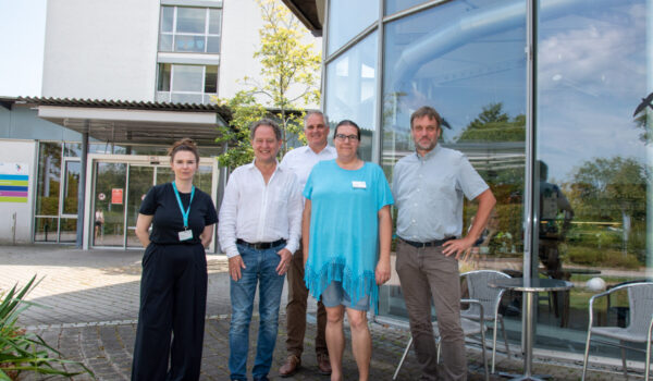 Vor dem Burghauser Krankenhaus: Referentin Angelique Zinn, Erster Bürgermeister Florian Schneider, Vorstandvorsitzender des InnKlinikums Thomas Ewald, Bianca Kreil und Einrichtungsleiter InnCare Christian Kerschner Fotocredit: Stadt Burghausen / Königseder