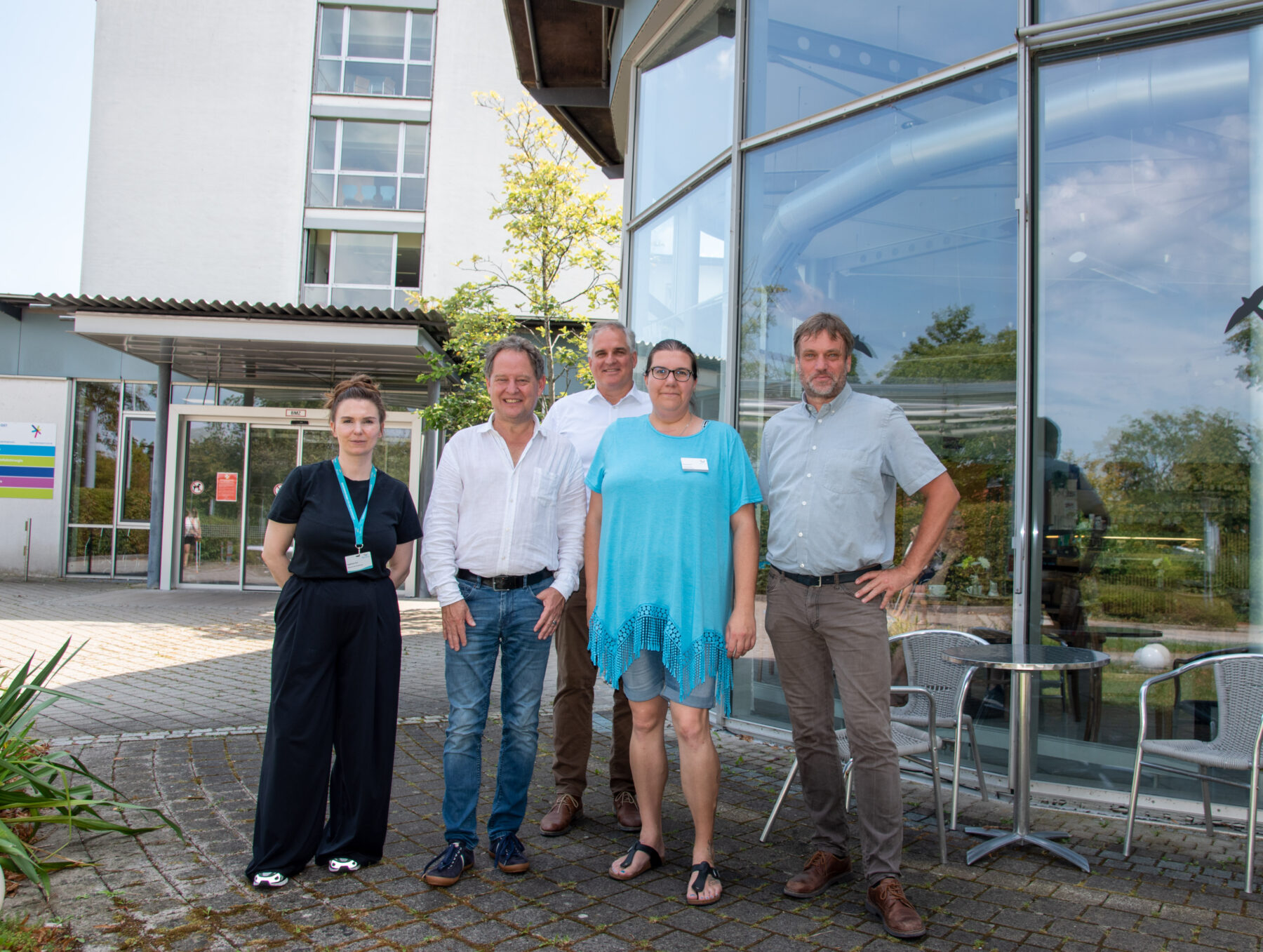 Vor dem Burghauser Krankenhaus: Referentin Angelique Zinn, Erster Bürgermeister Florian Schneider, Vorstandvorsitzender des InnKlinikums Thomas Ewald, Bianca Kreil und Einrichtungsleiter InnCare Christian Kerschner Fotocredit: Stadt Burghausen / Königseder