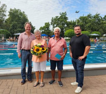 Das Ehepaar Christel und Paul Pieczka waren die 100.000 Besucher des Burghauser Freibads in der Saison 2024. Erster Bürgermeister Florian Schneider und technischer Bäderleiter Florian Moser übergaben dem Ehepaar Blumen und einen Gutschein © Stadt Burghausen/ebh