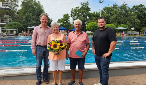 Das Ehepaar Christel und Paul Pieczka waren die 100.000 Besucher des Burghauser Freibads in der Saison 2024. Erster Bürgermeister Florian Schneider und technischer Bäderleiter Florian Moser übergaben dem Ehepaar Blumen und einen Gutschein © Stadt Burghausen/ebh