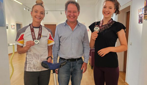 Erster Bürgermeister Florian Schneider beglückwünschte Amelie Herbst (r.) und Lisa Hanny, die bei den Einrad-Weltmeisterschaften 2024 insgesamt 10 Medaillen gewonnen haben. © Stadt Burghausen/ebh