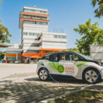 Das Sharing-Auto der EBG steht ab 2. September 2024 am Bahnhof/Berliner Platz in der Neustadt Fotocredit: Manuel Hollenbach für EBG