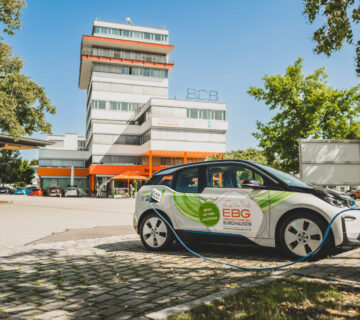 Das Sharing-Auto der EBG steht ab 2. September 2024 am Bahnhof/Berliner Platz in der Neustadt Fotocredit: Manuel Hollenbach für EBG