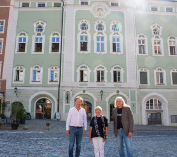 Tag des offenen Denkmals 2024: Heimatpflegerin Friederike Stückler, Erster Bürgermeister Florian Schneider und Hausmeister bzw. Gästeführer Christian Pöbl. Fotocredit: Stadt Burghausen/köx