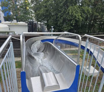 Die neue Rutsche im Burghauser Freibad ist aus Edelstahl und blau lackiert © Bäder Burghausen