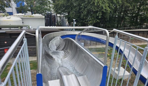 Die neue Rutsche im Burghauser Freibad ist aus Edelstahl und blau lackiert © Bäder Burghausen