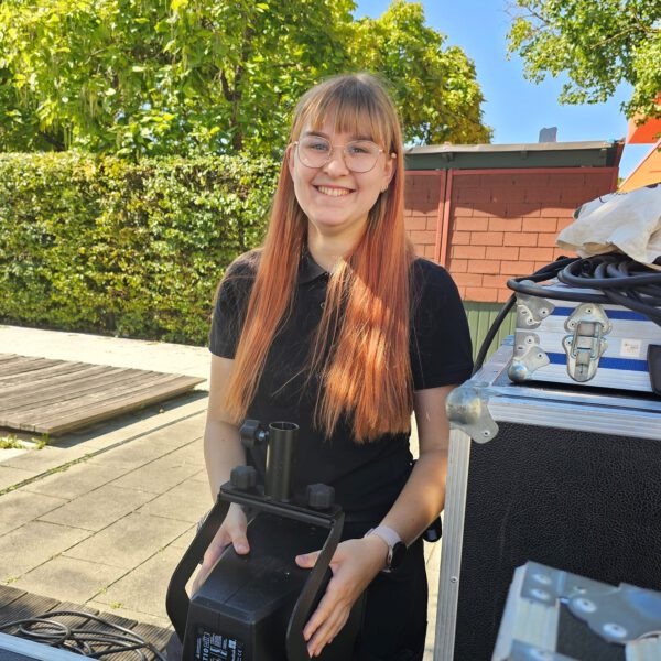 Alina Wöltje ist Auszubildende zur Fachkraft für Veranstaltungstechnik bei der Stadt Burghausen und kennt sich mich Mischpulten und Lichttechnik inzwischen gut aus © Stadt Burghausen/ebh