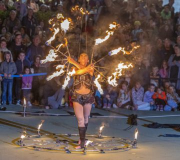 Die Feuershow bringt die Besucher zum Staunen. © Burghauser Touristik