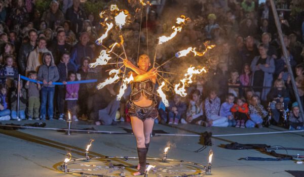 Die Feuershow bringt die Besucher zum Staunen. © Burghauser Touristik