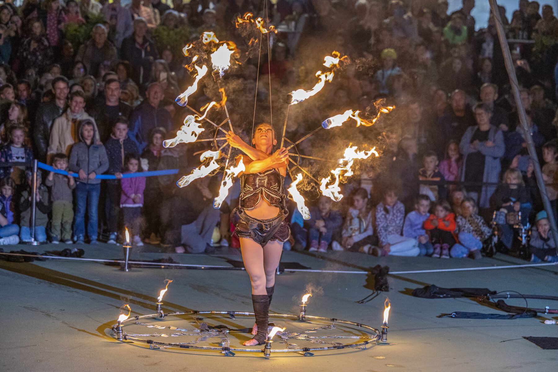 Die Feuershow bringt die Besucher zum Staunen. © Burghauser Touristik