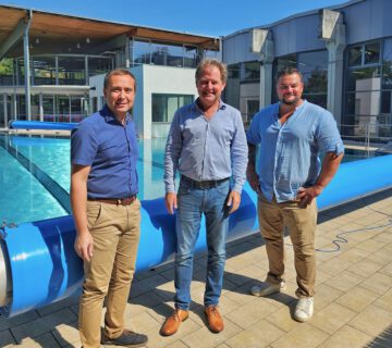 Kaufmännischer Bäderleiter Stefan Sajdak, Erster Bürgermeister Florian Schneider und technischer Bäderleiter Florian Moser vor einer der neuen Abdeckungen für das Solebecken © Stadt Burghausen/ebh