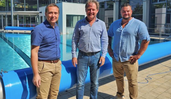 Kaufmännischer Bäderleiter Stefan Sajdak, Erster Bürgermeister Florian Schneider und technischer Bäderleiter Florian Moser vor einer der neuen Abdeckungen für das Solebecken © Stadt Burghausen/ebh