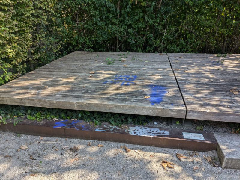 Vandalismus im Stadtpark macht die eigentlich wunderschönen Patengärten aus der Zeit der Landegartenschau (2004) zu einem traurigen Anblick. Die Gärten werden ehrenamtlich gepflegt.Fotocredit: Stadt Burghausen 