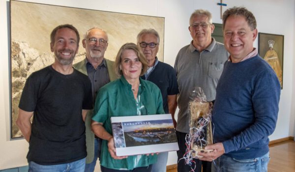 Gleich alle drei Bürgermeister begrüßten Isabelle Mauvezin, die neue Präsidentin des Städtepartnerschaftsvereins in Fumel im Burghausen Rathaus. V. l. n. r.: Dritter Bürgermeister Stefan Angstl, Bartl Lehrhuber, Erster Vorsitzender des Burghauser Städtepartnerschaftsvereins, Isabelle Mauvezin, Helmut Fabian, Vorsitzender der AG Fumel im Burghauser Städtepartnerschaftsverein, Zweiter Bürgermeister Norbert Stranzinger und Erster Bürgermeister Florian Schneider © Stadt Burghausen/ebh