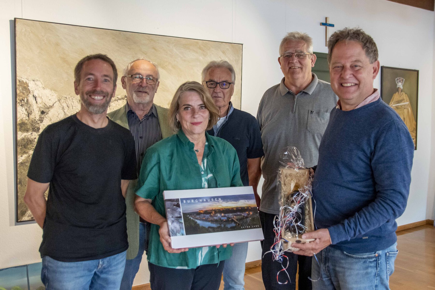 Gleich alle drei Bürgermeister begrüßten Isabelle Mauvezin, die neue Präsidentin des Städtepartnerschaftsvereins in Fumel im Burghausen Rathaus. V. l. n. r.: Dritter Bürgermeister Stefan Angstl, Bartl Lehrhuber, Erster Vorsitzender des Burghauser Städtepartnerschaftsvereins, Isabelle Mauvezin, Helmut Fabian, Vorsitzender der AG Fumel im Burghauser Städtepartnerschaftsverein, Zweiter Bürgermeister Norbert Stranzinger und Erster Bürgermeister Florian Schneider © Stadt Burghausen/ebh