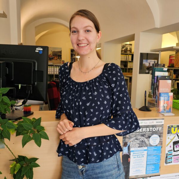 Lena Hartl ist seit Anfang September Bundesfreiwillige im Kulturbüro der Stadt Burghausen. © Stadt Burghausen/ebh