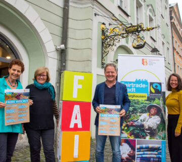 Foto: Erster Bürgermeister Florian Schneider, Birgit Reineke-Reiprich als Vorsitzende des FairHandeln e.V., Christine Auberger als Projektkoordinatorin für Fairtrade in der Stadt Burghausen sowie Initiatorin der Fairen-Stadt und Sozialreferentin Sabine Bachmeier freuen sich auf die Fairen Wochen 2024. ©Stadt Burghausen / Königseder