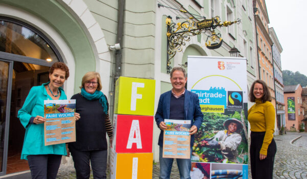 Foto: Erster Bürgermeister Florian Schneider, Birgit Reineke-Reiprich als Vorsitzende des FairHandeln e.V., Christine Auberger als Projektkoordinatorin für Fairtrade in der Stadt Burghausen sowie Initiatorin der Fairen-Stadt und Sozialreferentin Sabine Bachmeier freuen sich auf die Fairen Wochen 2024. ©Stadt Burghausen / Königseder