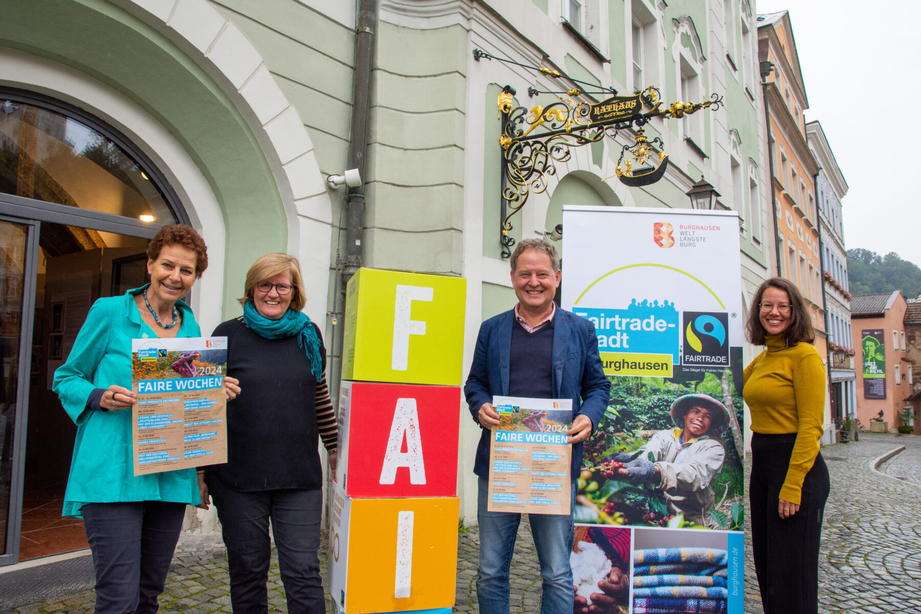 Foto: Erster Bürgermeister Florian Schneider, Birgit Reineke-Reiprich als Vorsitzende des FairHandeln e.V., Christine Auberger als Projektkoordinatorin für Fairtrade in der Stadt Burghausen sowie Initiatorin der Fairen-Stadt und Sozialreferentin Sabine Bachmeier freuen sich auf die Fairen Wochen 2024. ©Stadt Burghausen / Königseder