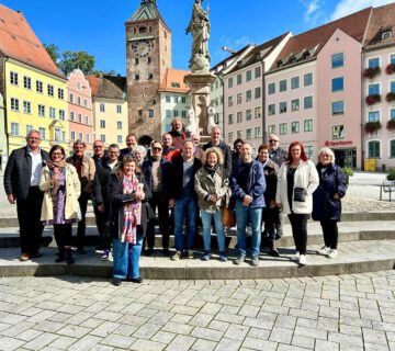 Fotos: Stadt Burghausen Das Gruppenfoto mit Erstem Bürgermeister Florian Schneider, Mitgliedern des Stadtrates sowie Mitarbeitern aus der Verwaltung ist in Landsberg in der Altstadt entstanden.