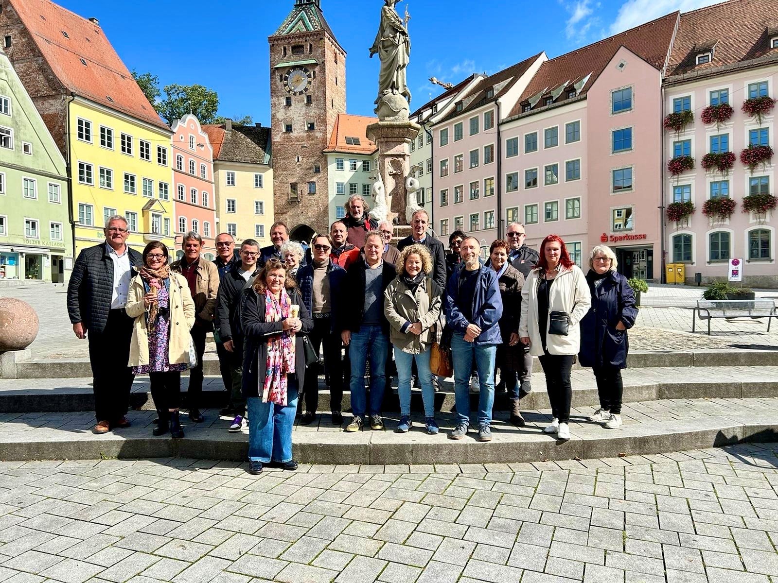 Fotos: Stadt Burghausen Das Gruppenfoto mit Erstem Bürgermeister Florian Schneider, Mitgliedern des Stadtrates sowie Mitarbeitern aus der Verwaltung ist in Landsberg in der Altstadt entstanden.