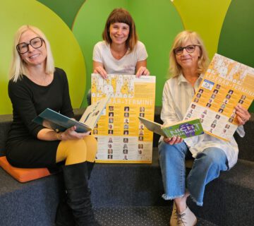 Bibliotheksleiterin Christin Moll (mitte) mit zwei der ehrenamtlichen Vorleserinnen, Carina Ulsamer (l.) und Jutta Wolfersberger. Fotocredit: Stadt Burghausen/ebh