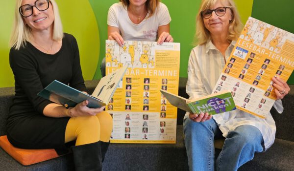 Bibliotheksleiterin Christin Moll (mitte) mit zwei der ehrenamtlichen Vorleserinnen, Carina Ulsamer (l.) und Jutta Wolfersberger. Fotocredit: Stadt Burghausen/ebh