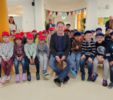 Erster Bürgermeister Florian Schneider (vorne Mitte) besuchte mit Schulreferent Norbert Englisch (hinten Mitte) die Burghauser Grundschulen. Als Erstes war die Johannes-Hess-Schule dran, wo auch dieses Foto aufgenommen wurde. Fotocredit: Stadt Burghausen/ebh