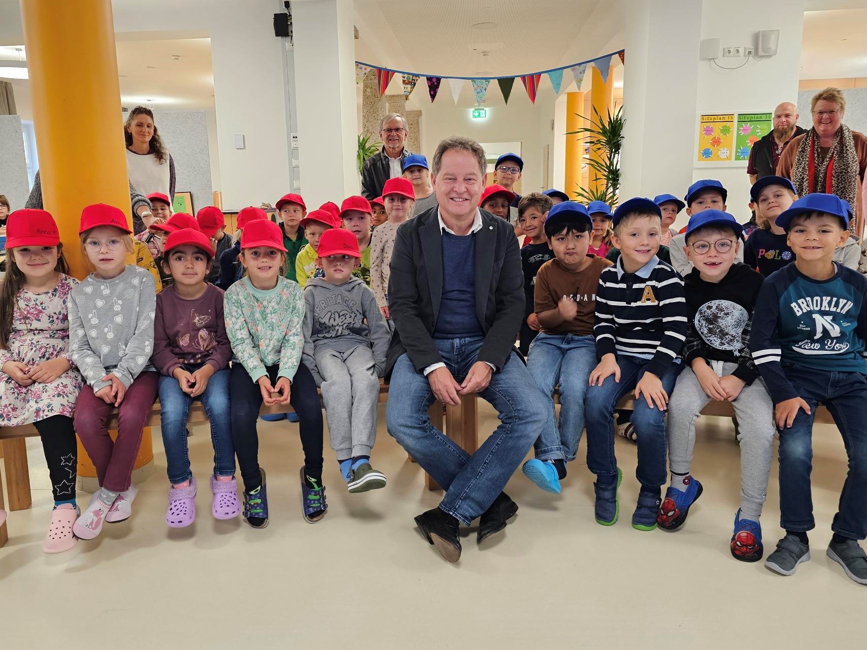 Erster Bürgermeister Florian Schneider (vorne Mitte) besuchte mit Schulreferent Norbert Englisch (hinten Mitte) die Burghauser Grundschulen. Als Erstes war die Johannes-Hess-Schule dran, wo auch dieses Foto aufgenommen wurde. Fotocredit: Stadt Burghausen/ebh