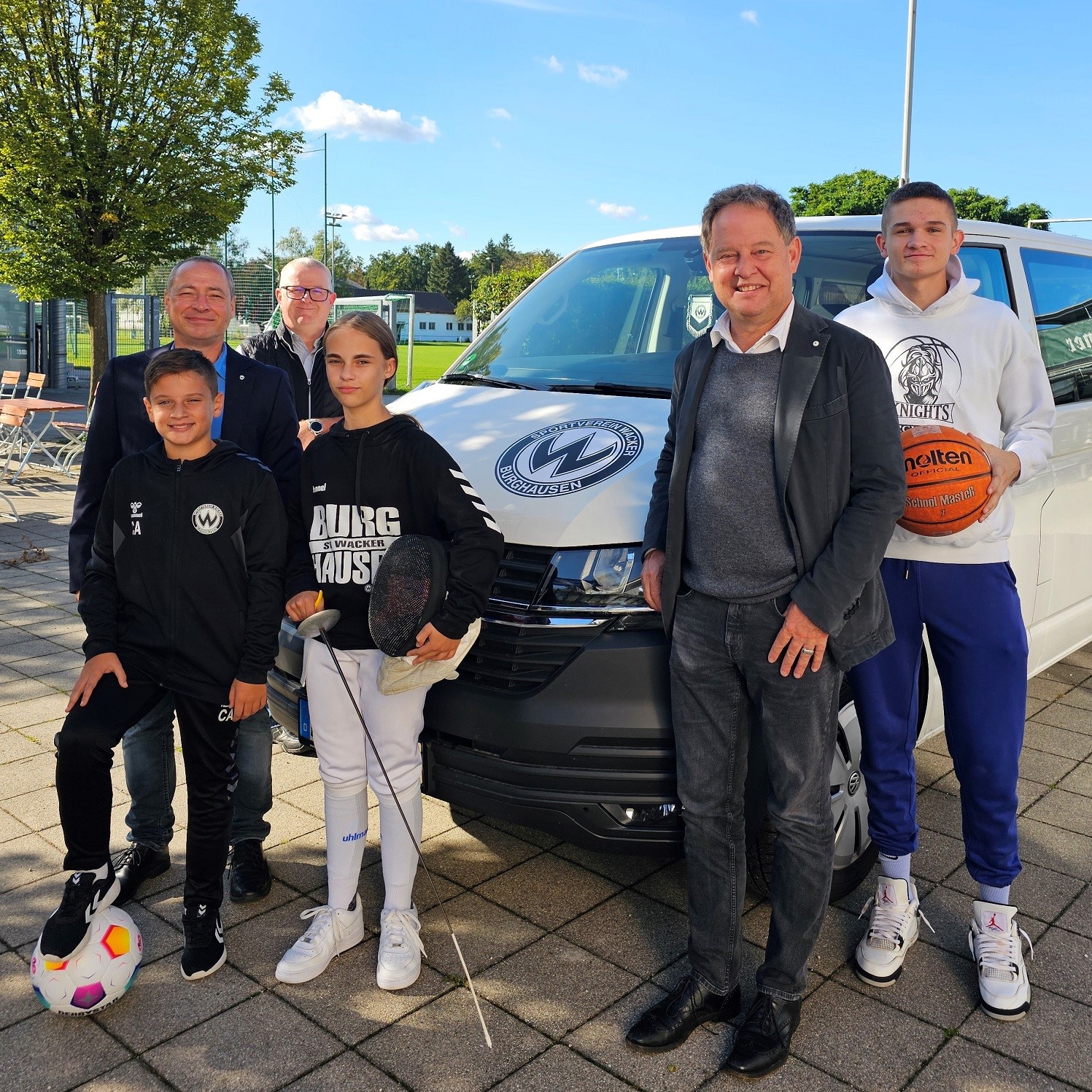 Von links nach rechts: Adin Cakor (10) aus der Fußballabteilung, Heiko Hiller, Geschäftsführer des SV Wacker, Martin Hinterwinkler, Leiter des städtischen Ordnungsamts, Antonia Hiller (13), Fechterin beim SV Wacker, Erster Bürgermeister Florian Schneider und Gabriel Cesnik (17), spielt Basketball beim SV Wacker. © Stadt Burghausen/ebh