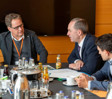 Erster Bürgermeister Florian Schneider hat Wirtschaftsminister Hubert Aiwanger im Rahmen einer Betriebsversammlung in Burghausen getroffen und bereits im Vorfeld über die Staatskanzlei einen Termin mit ihm vereinbart. Fotocredit: ©StMWi/Elke Neureuther