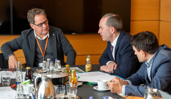 Erster Bürgermeister Florian Schneider hat Wirtschaftsminister Hubert Aiwanger im Rahmen einer Betriebsversammlung in Burghausen getroffen und bereits im Vorfeld über die Staatskanzlei einen Termin mit ihm vereinbart. Fotocredit: ©StMWi/Elke Neureuther