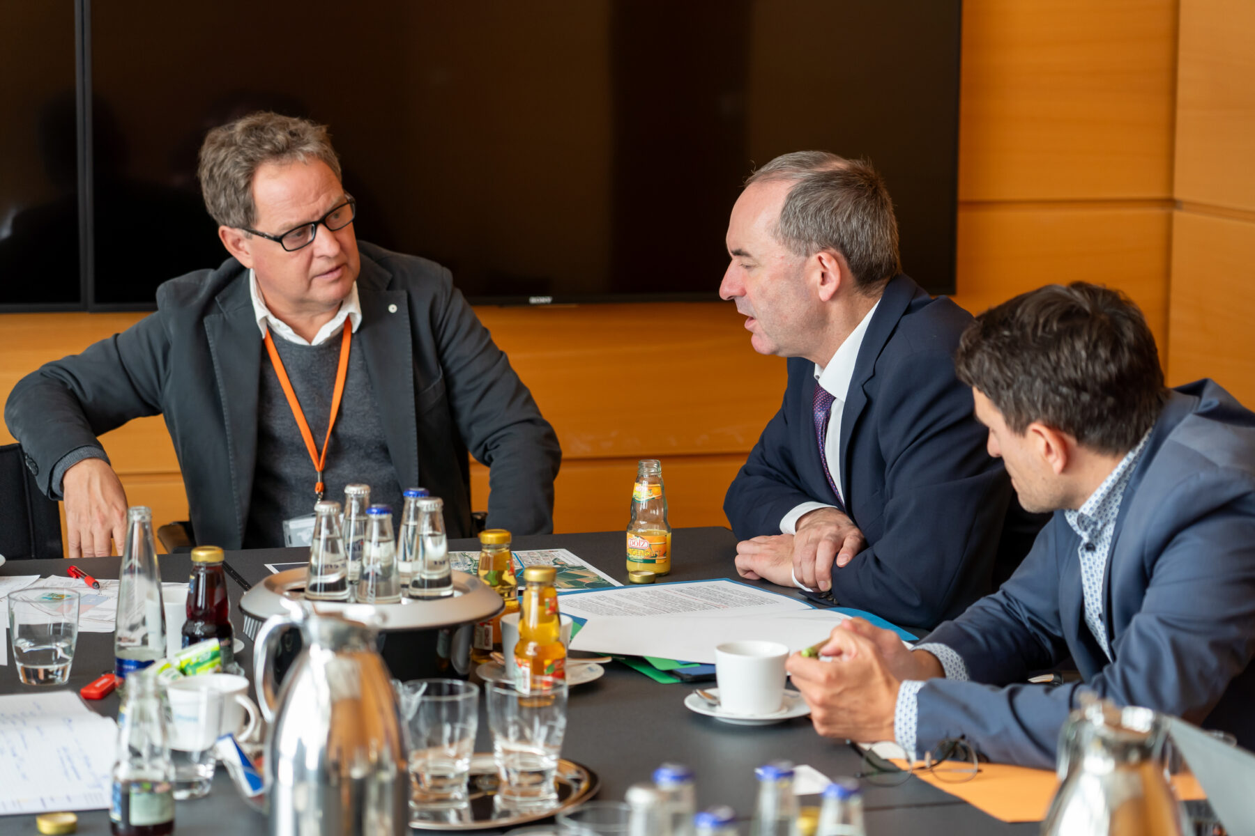 Erster Bürgermeister Florian Schneider hat Wirtschaftsminister Hubert Aiwanger im Rahmen einer Betriebsversammlung in Burghausen getroffen und bereits im Vorfeld über die Staatskanzlei einen Termin mit ihm vereinbart. Fotocredit: ©StMWi/Elke Neureuther