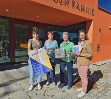 Der Spieleabend für Erwachsene sowie der Workshop für kreatives Schreiben finden in Zukunft im Haus der Familie statt. V. l. n. r.: Christin Moll, Leiterin der Stadtbibliothek, Regine Baumgärtel, Leiterin des Workshops „Kreatives Schreiben“ in der Stadtbibliothek, Christiane Rüdiger, Organisatorin der Spieleabende, und Christine Auberger, Leiterin des Hauses der Familie. © Stadt Burghausen/ebh