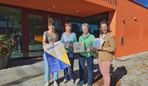 Der Spieleabend für Erwachsene sowie der Workshop für kreatives Schreiben finden in Zukunft im Haus der Familie statt. V. l. n. r.: Christin Moll, Leiterin der Stadtbibliothek, Regine Baumgärtel, Leiterin des Workshops „Kreatives Schreiben“ in der Stadtbibliothek, Christiane Rüdiger, Organisatorin der Spieleabende, und Christine Auberger, Leiterin des Hauses der Familie. © Stadt Burghausen/ebh