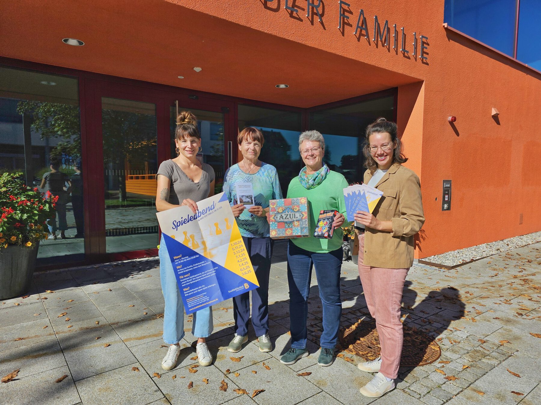 Der Spieleabend für Erwachsene sowie der Workshop für kreatives Schreiben finden in Zukunft im Haus der Familie statt. V. l. n. r.: Christin Moll, Leiterin der Stadtbibliothek, Regine Baumgärtel, Leiterin des Workshops „Kreatives Schreiben“ in der Stadtbibliothek, Christiane Rüdiger, Organisatorin der Spieleabende, und Christine Auberger, Leiterin des Hauses der Familie. © Stadt Burghausen/ebh